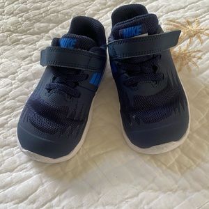 Toddler like new nike sneakers